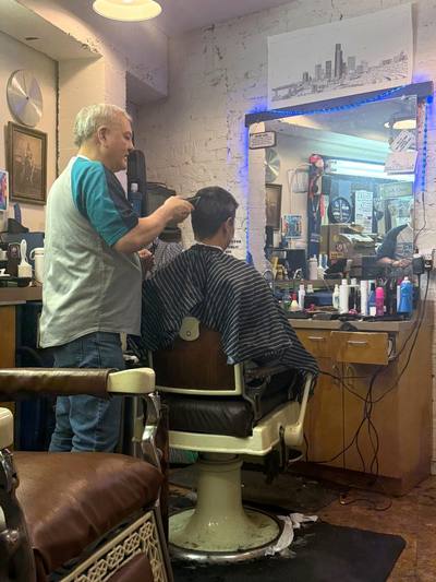 Wen the barber at work